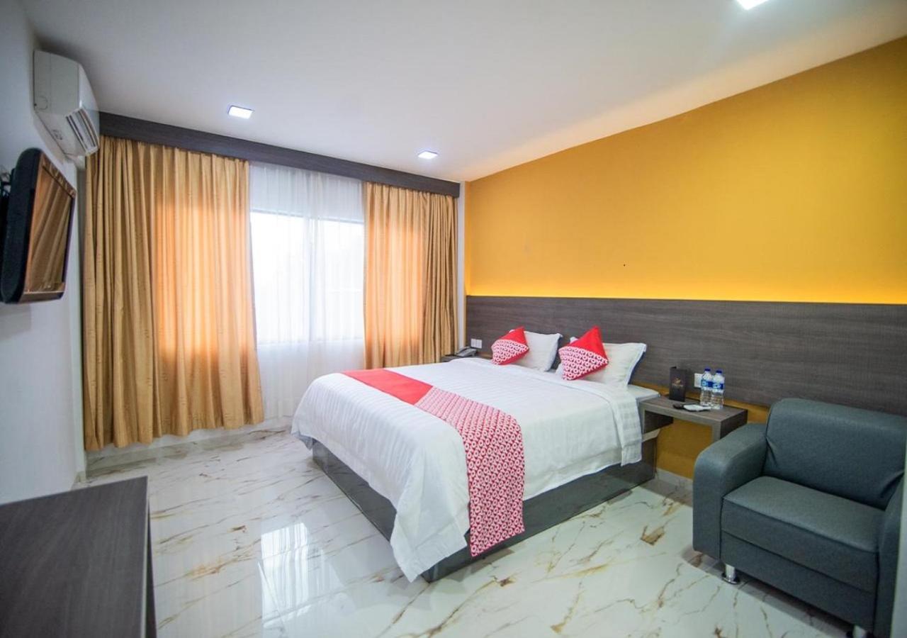 Halim Hotel Tanjung Pinang Extérieur photo
